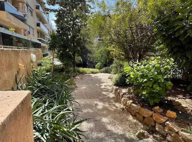 Juan Les Pins, T2 Cosy Et Confortable, Avec Parking En Sous-sol, Proche Plages Et Commerces