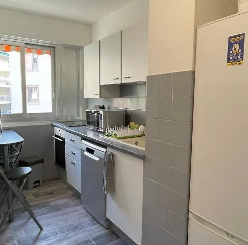 Juan Les Pins, T2 Cosy Et Confortable, Avec Parking En Sous-sol, Proche Plages Et Commerces